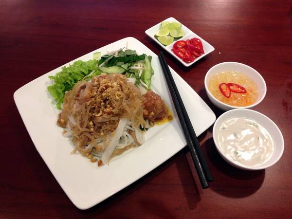 Món bánh tằm Sadec Quán Sa Đéc dùng kèm với nước cốt dừa bùi bùi, thơm béo