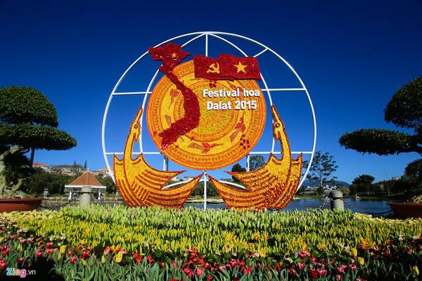Biểu tượng trống đồng được kết khéo léo từ hoa