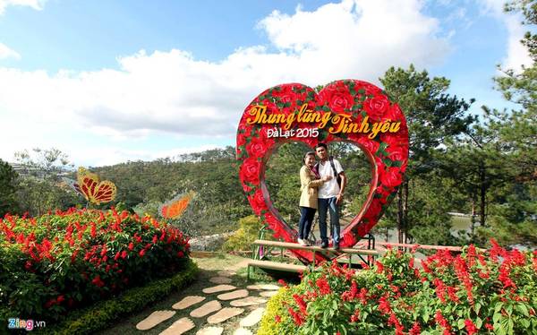 Cặp đôi lãng mạn check-in tại không gian hoa tình yêu