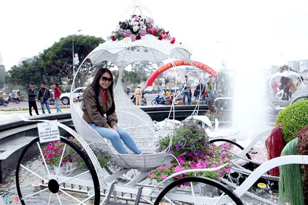 Mô hình trang trí bằng hoa sống động tại lễ hội hoa Đà Lạt
