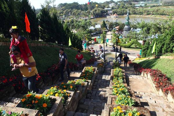 Du khách tấp nập tham quan lễ hội hoa Đà Lạt