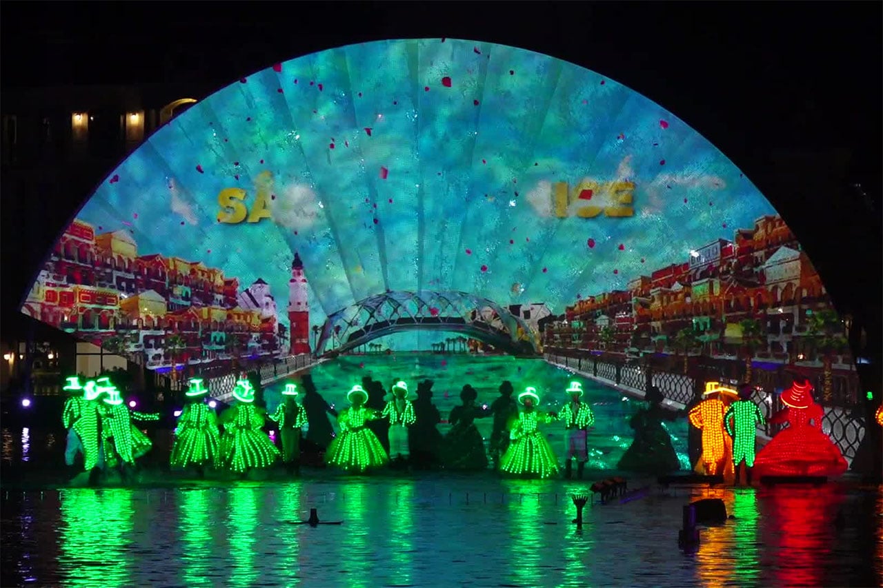 Chiếc quạt Bức họa tình nhân trong show Sắc màu Venice