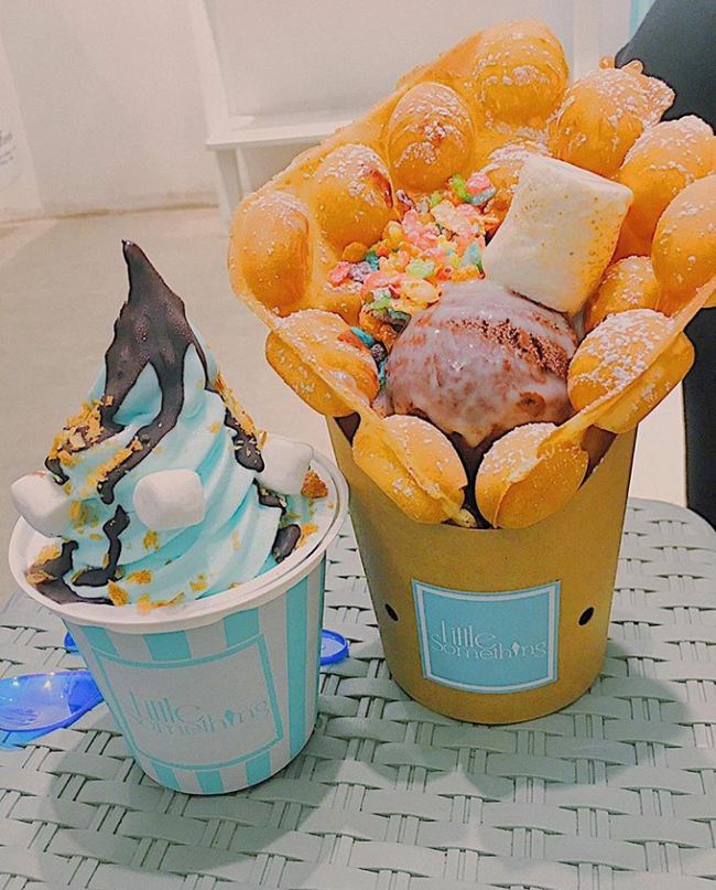 Topping đa dạng trên bánh tổ ong kẹp kem Topping đa dạng trên bánh tổ ong kẹp kem