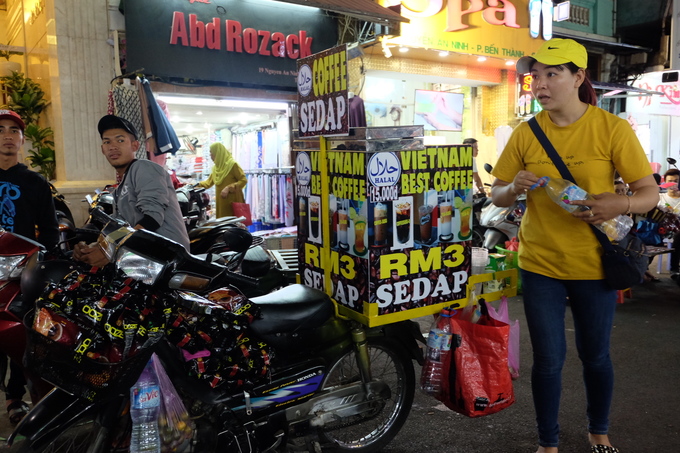 Ngoài ra, các nhà hàng phục vụ thực khách những món ăn đúng điệu như đặc sản của Malaysia, nasi lemak - loại cơm nấu cùng nước cốt dừa, ăn kèm cá khô, trứng. Những nhà hàng, quán ăn hoặc hàng rong đều dán dấu "Halal", hàm ý thực phẩm mà người theo đạo Hồi được phép dùng.