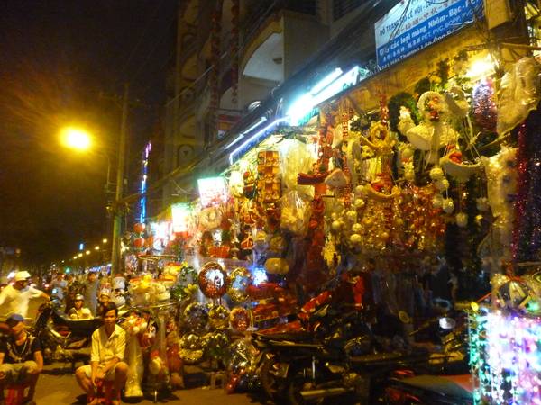 Đường Hải Thượng Lãn Ông mua sắm Noel Sài Gòn