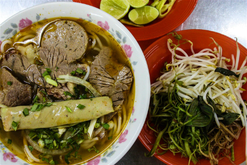 Bún bò Huế - một món ăn đường phố phổ biến ở Sài Gòn. Ảnh: James Pham.