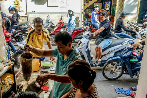 Quán cà phê vợt nằm sát mặt đường đông đúc xe cộ qua lại. Ảnh: James Pham.