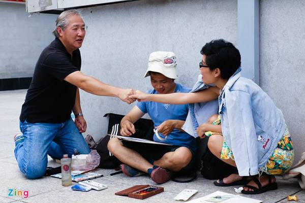 Các thành viên dành nhiều thời gian để trò chuyện, trao đổi góp ý cho các bức ký họa. Nơi đây không có khoảng cách về tuổi tác mà là sự giao lưu của những người cùng đam mê. Dự kiến, các kiến trúc sư sẽ ký họa tại các nhà cổ đường Trần Hưng Đạo, Nguyễn Trãi.