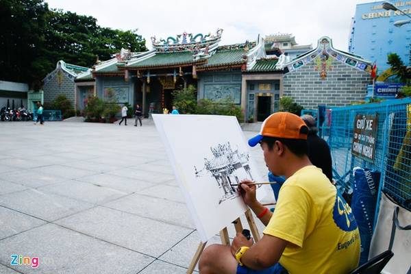 Anh Chiến, trưởng nhóm Ký họa đô thị Việt Nam, cho biết, sau 2 năm thành lập, nhóm có hơn 1.500 thành viên, đã ký họa ở nhiều nơi trong nước như TP HCM, Hội An, Hà Nội, Hà Giang... và cả nước ngoài như Penang, Malacca (Malaysia), Singapore...