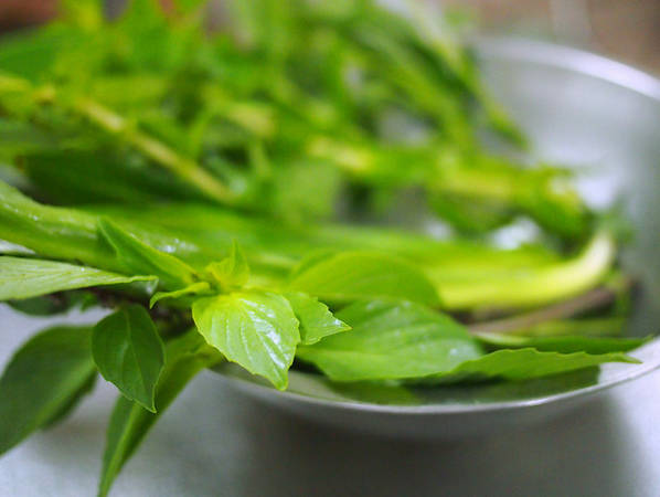 Rau sống ăn kèm phở tại Sài Gòn