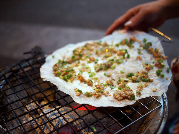 Món bánh tráng nướng đường phố Sài Gòn