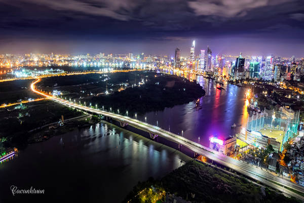 Cầu Thủ Thiêm bắc qua sông Sài Gòn về đêm
