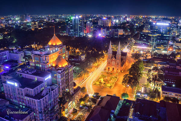 Nhà thờ Đức Bà Sài Gòn về đêm từ trên cao