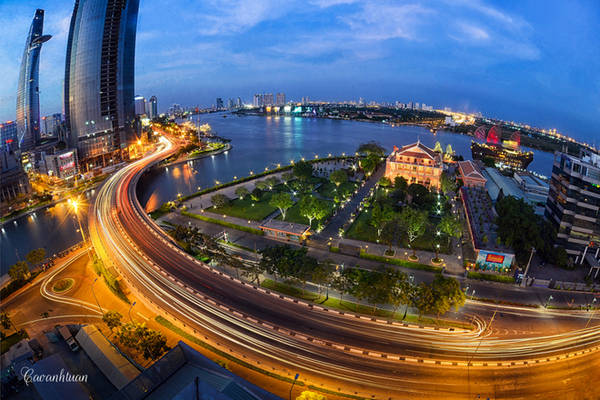 Ngắm Sài Gòn về đêm từ Đại học Luật TP.HCM