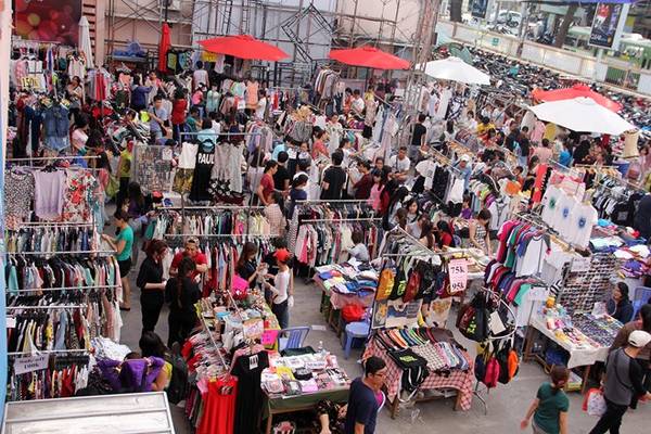 Chợ sale Sài Gòn với nhiều gian hàng độc lạ