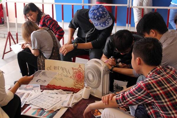 Vẽ Henna có giá từ 20.000 đến 80.000 đồng
