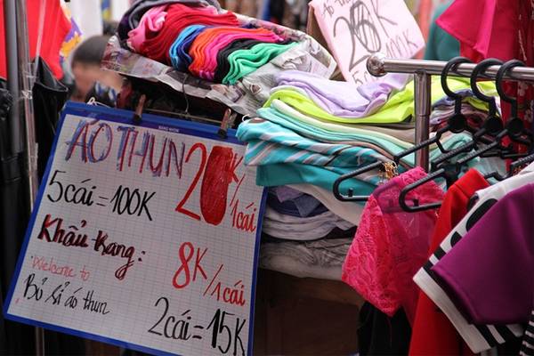Quần áo giá dưới 10.000 đồng tại chợ sale Sài Gòn