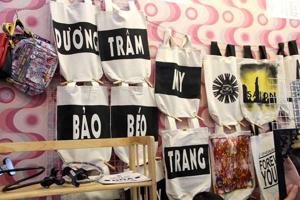 Giỏ xách in tên độc lạ giá 20.000 – 30.000 đồng