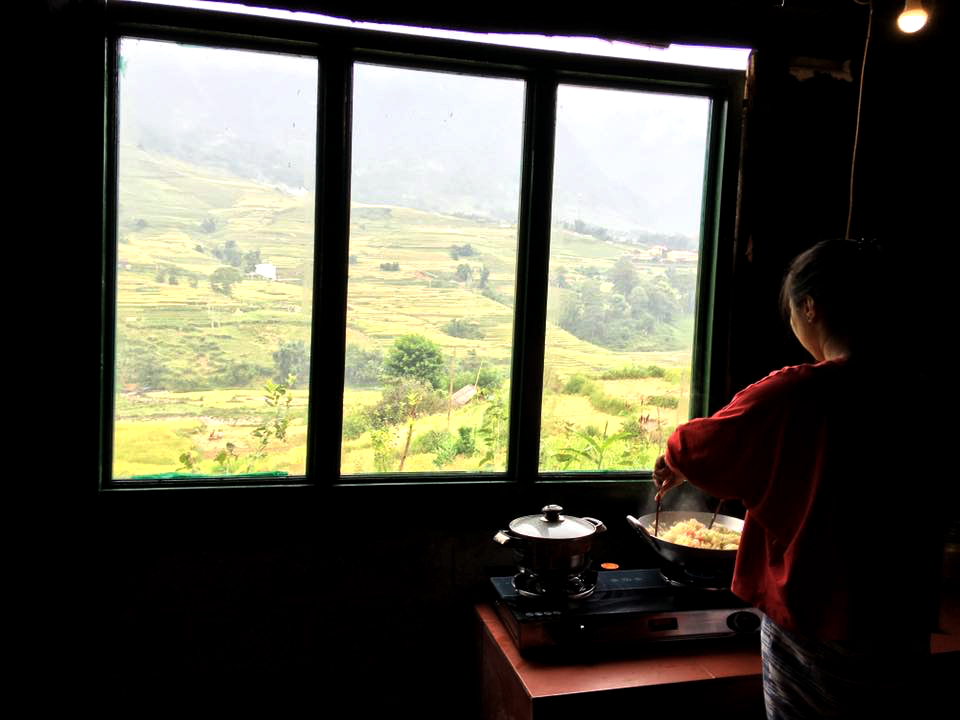Vừa nấu ăn vừa ngắm nhìn khung cảnh xung quanh. Ảnh: FB Sali House
