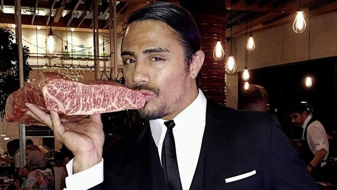 Hình ảnh đầu bếp Salt Bae Nusret Gokce tại nhà hàng Nusr-Et