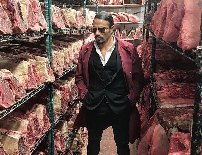 Thịt bò và thịt cừu cao cấp tại nhà hàng của đầu bếp Salt Bae