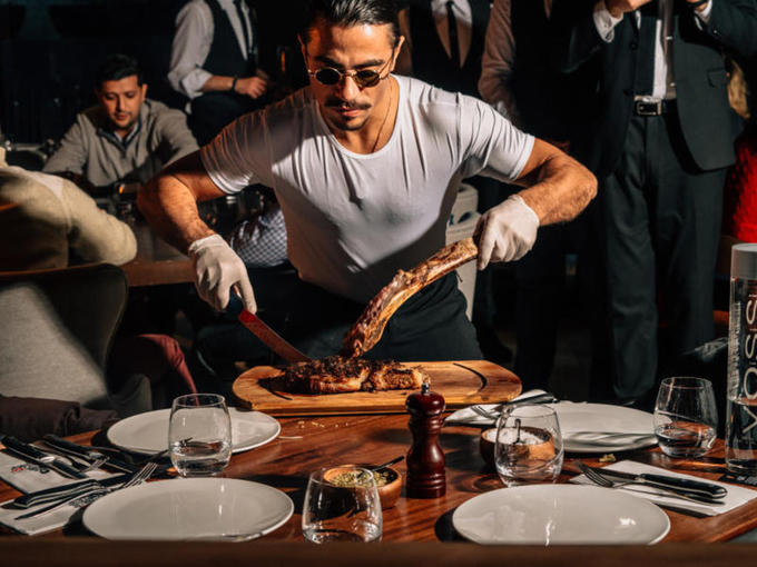Kỹ năng cắt thịt ấn tượng của đầu bếp Salt Bae