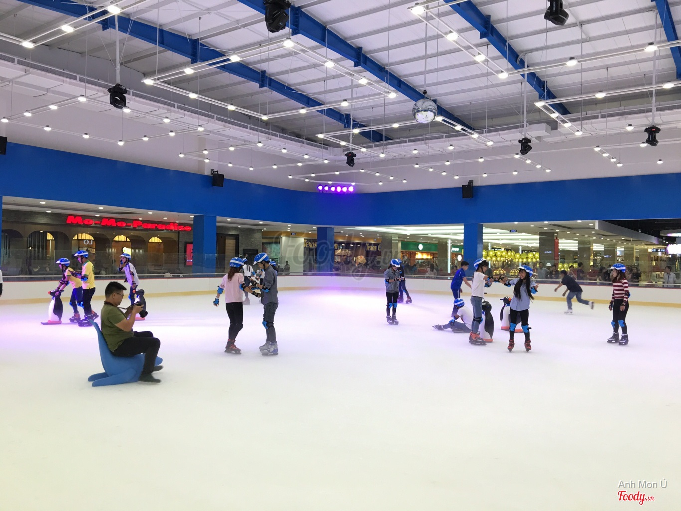 Sân Băng Vincom Ice Rink - Royal City. Ảnh: Foody.
