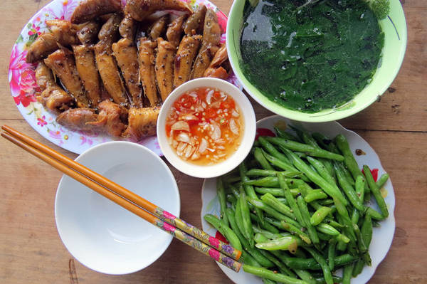 Món cá bống kho tiêu hiện diện trong bữa cơm của người dân quê.