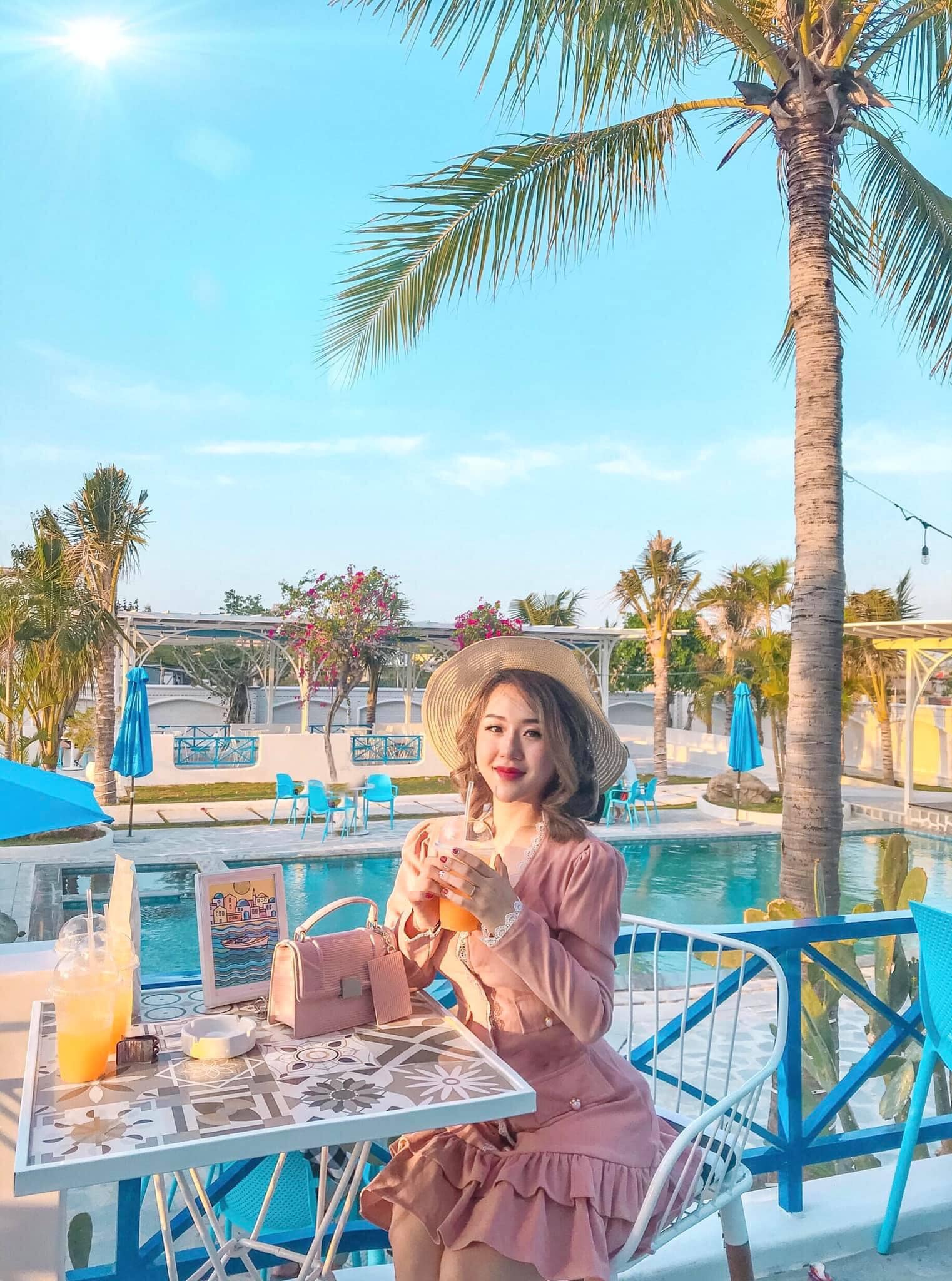 Góc check-in cực chill tại Santorini Villa Studio & Café