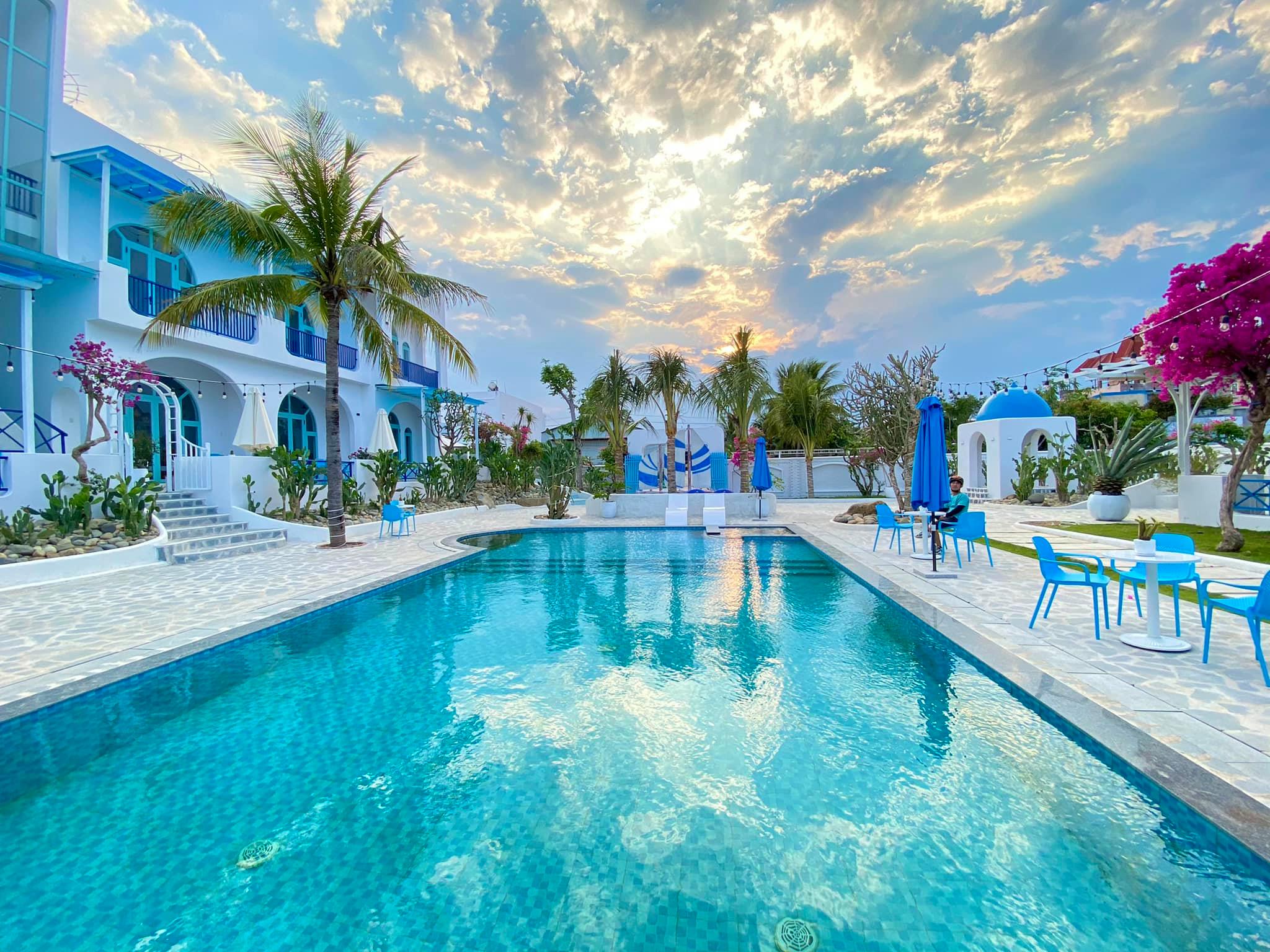 Hồ bơi hướng biển tại Santorini Villa Studio & Café