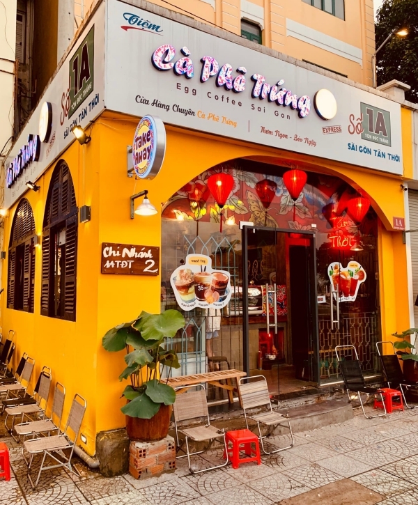 Quán cà phê Sài Gòn xưa nằm gần bờ sông