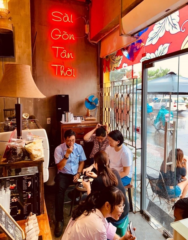 Không gian bên trong cà phê Sài Gòn xưa