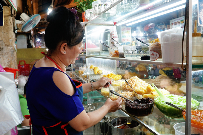 Cũng theo chủ quán, mỗi ngày địa chỉ này đón trung bình 1.000 lượt khách là dân địa phương và người đi du lịch. Do không gian nhỏ, khách đến ăn nhanh rồi đi. Tác phong phục vụ của nhân viên tại đây cũng nhanh nhẹn, ân cần.
