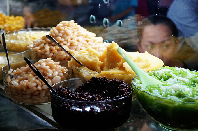 Quán có hơn 20 loại chè khác nhau như sương sa hột lựu, nhãn nhục, hạt sen, bánh lọt nước dừa, bánh chuối... được biến tấu theo sở thích của khách. Bạn có thể chọn bất kỳ loại nào cho vào chè, nếu không thích ăn theo thực đơn. Chủ hàng cho biết đang triển khai 3 món mới để thu hút thực khách.