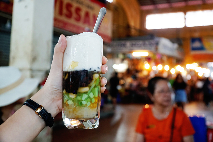 Ly chè thập cẩm thơm mùi sầu riêng có giá 27.000 đồng được nhiều thực khách lựa chọn. "Chè ở đây không quá ngọt nên tôi ăn 2 ly mà vẫn không thấy ngán", một du khách chia sẻ.