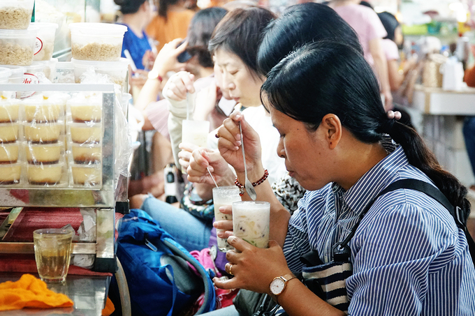 Quán mở đến 6h chiều. Bạn cũng có thể kết hợp thăm thú chợ Bến Thành sau khi ăn chè.