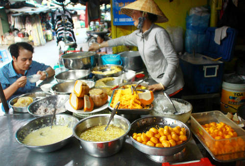 Sạp chè Campuchia Sài Gòn hấp dẫn với màu sắc vàng ươm của bí đỏ, bánh trứng, mì trứng, bánh hoa... Ảnh: Đức Thành