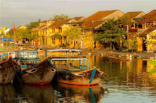 Đặc trưng của phố Hội chính là những bức tường màu vàng rêu phong, cổ kính trong khu phố cổ