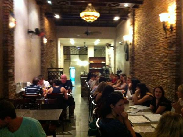 Sa Sa Café được nhiều du khách nước ngoài yêu thích khi du lịch Sài Gòn