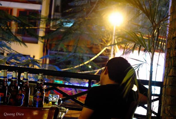 Không gian thoáng đãng trên lầu Sa Sa Café