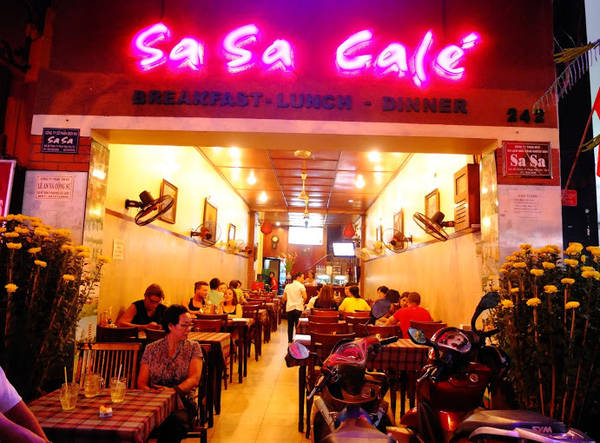 Du lịch Sài Gòn ghé Sa Sa Café – nhà hàng Việt được khách nước ngoài yêu thích