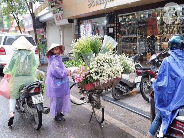 Người đi đường đã áo len áo dài, quàng khăn.