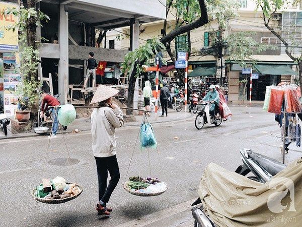 Gánh hàng rong vội vàng trên phố.