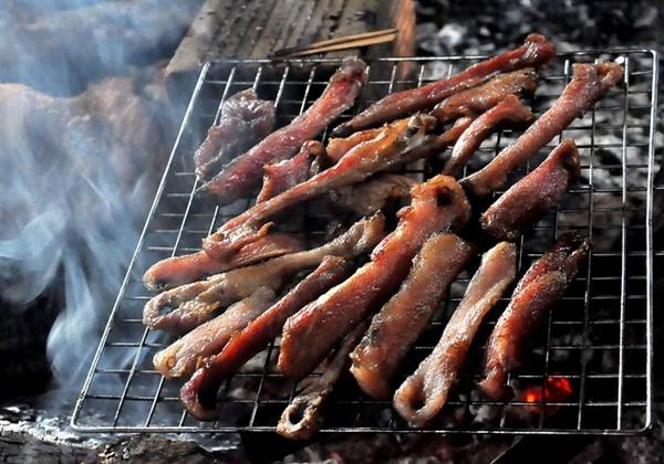 Thịt hun khói nướng trên than hồng ăn cùng rượu cần khi du lịch Lâm Đồng