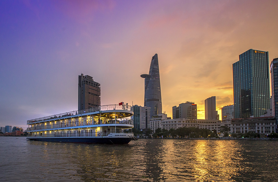 Du thuyền Sài Gòn Princess view thành phố