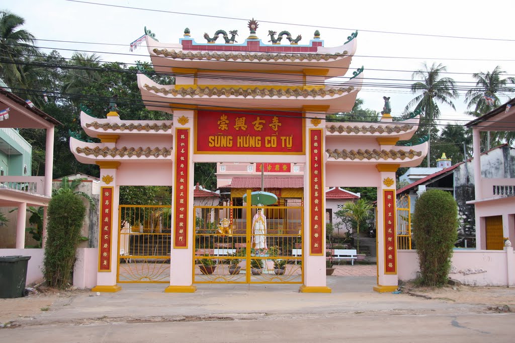 Quang cảnh bên ngoài chùa Sùng Hưng, Phú Quốc