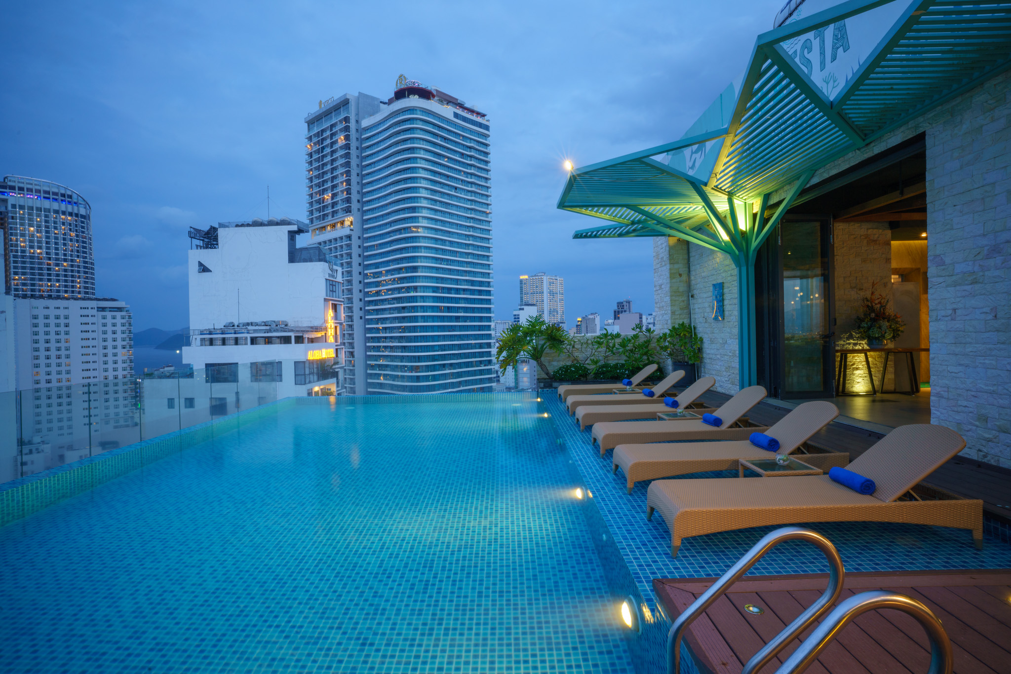 Hồ bơi vô cực ấn tượng tại Seaesta Nha Trang