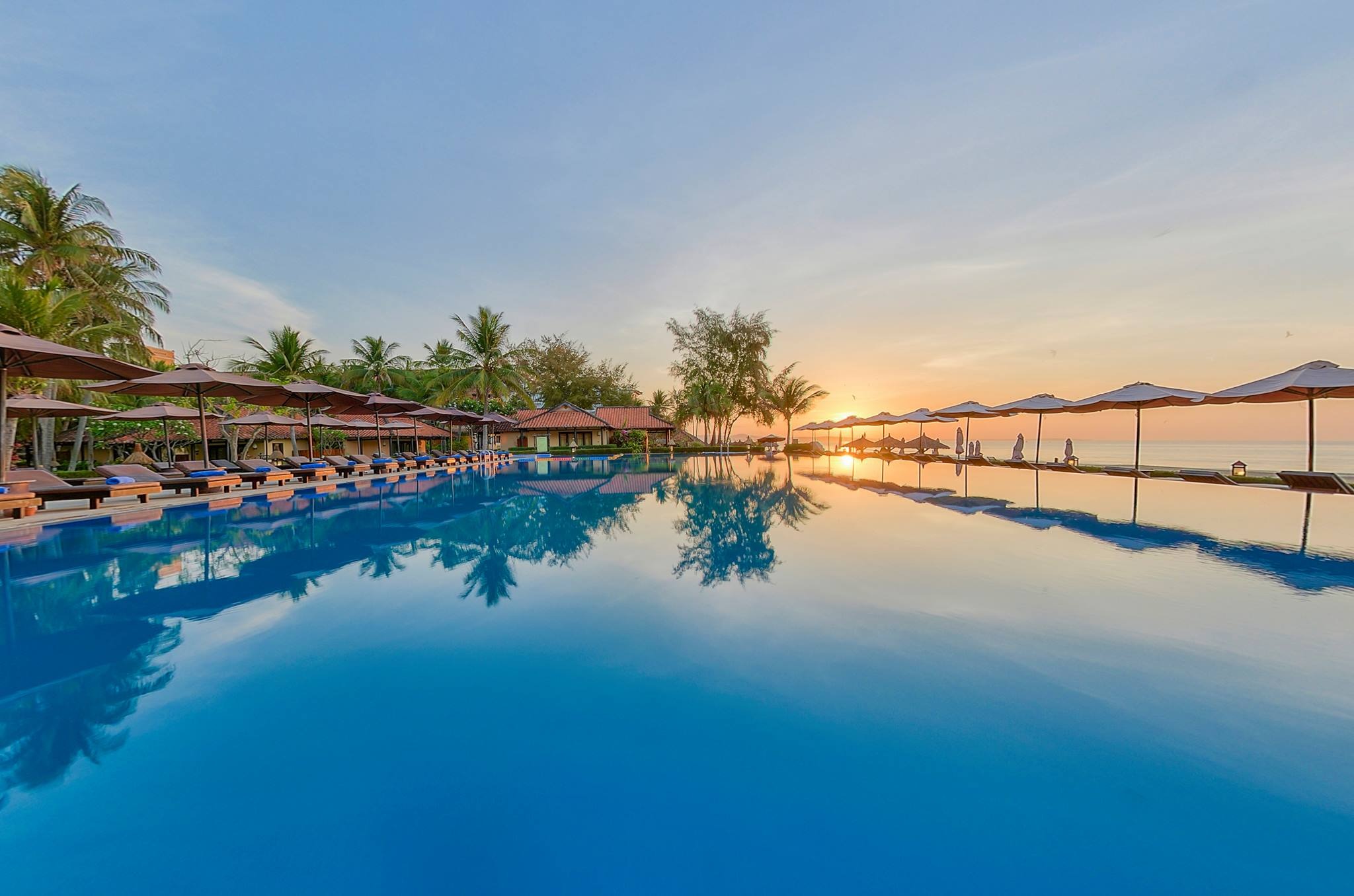 Hồ bơi hướng biển tại Seahorse Resort Phan Thiết