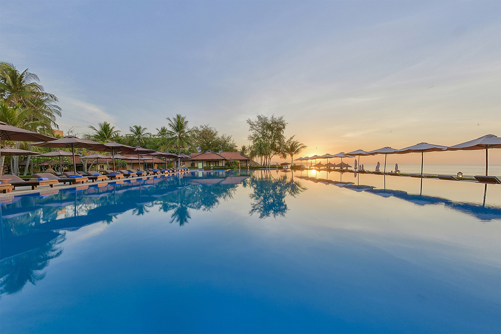Hồ bơi Bar Nón Lá tại Seahorse Resort Phan Thiết