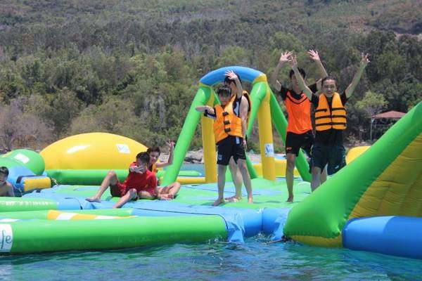 Khách du lịch check-in tại nhà phao nổi khu vui chơi Sealife